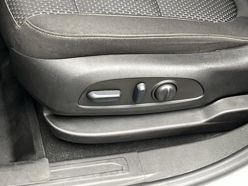 Certified 2023 GMC Acadia SLE w/ Driver Convenience Package image 11