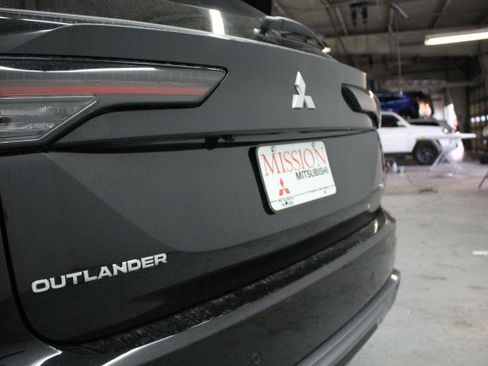 New 2026 Mitsubishi Outlander SE image 4
