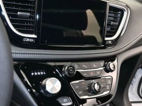 New 2026 Chrysler Pacifica Limited image 21