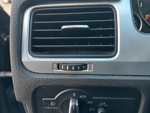 Used 2013 Volkswagen Touareg Sport image 13