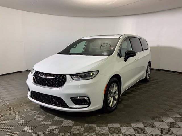 Used 2026 Chrysler Pacifica Limited FWD image 3