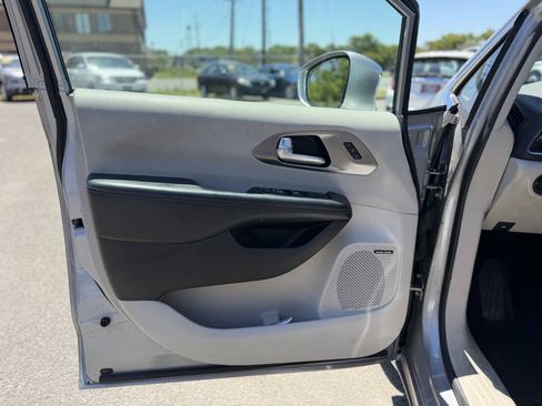 Used 2018 Chrysler Pacifica Limited FWD image 22