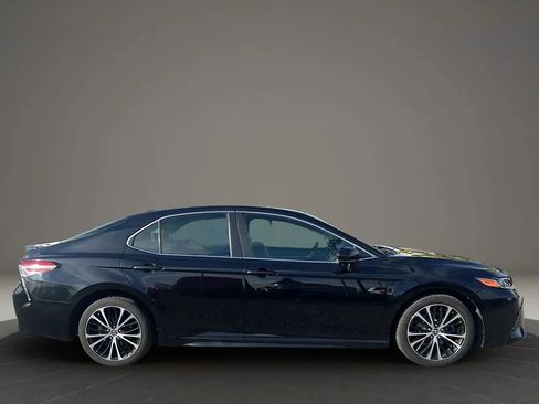 Used 2019 Toyota Camry SE image 4