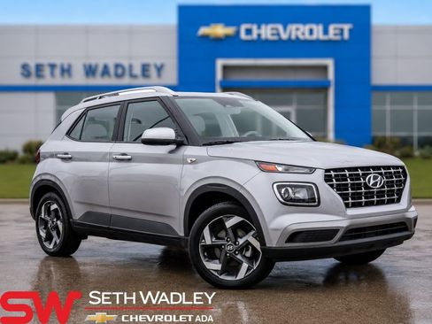 Used 2025 Hyundai Venue SEL FWD image 1