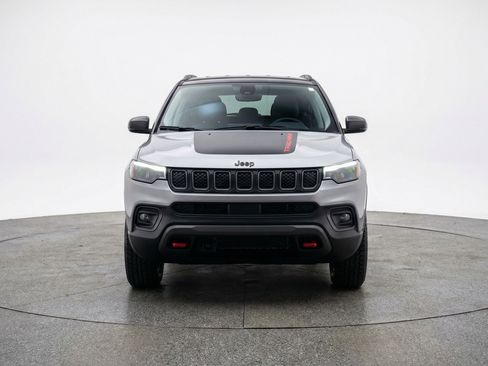 Used 2025 Jeep Compass Trailhawk image 2