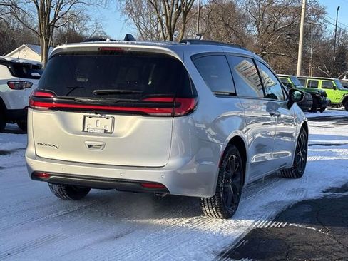 New 2026 Chrysler Pacifica Select w/ S Appearance Package image 33