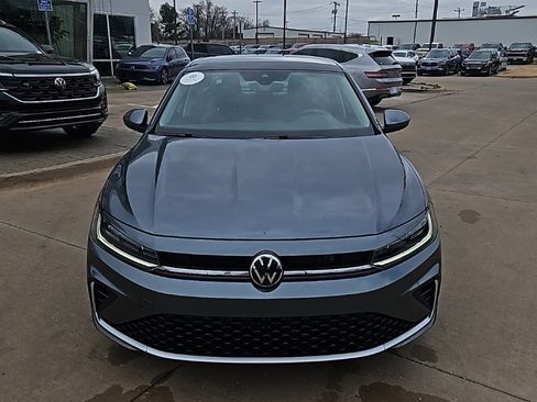 Used 2025 Volkswagen Jetta SE image 2