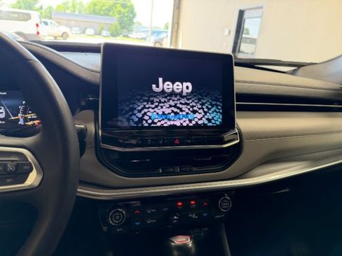 Used 2025 Jeep Compass Limited AWD/4WD image 16