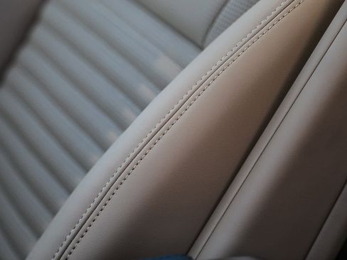 New 2025 Land Rover Discovery Dynamic SE image 24