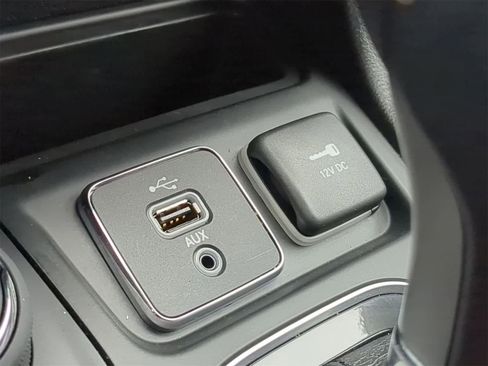 Certified 2019 Jeep Cherokee Limited w/ Luxury Group image 37