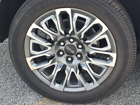 Used 2024 GMC Yukon Denali Ultimate AWD/4WD image 10