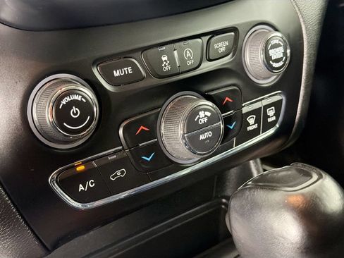 Used 2022 Jeep Cherokee Trailhawk w/ Trailer Tow Group AWD/4WD image 16
