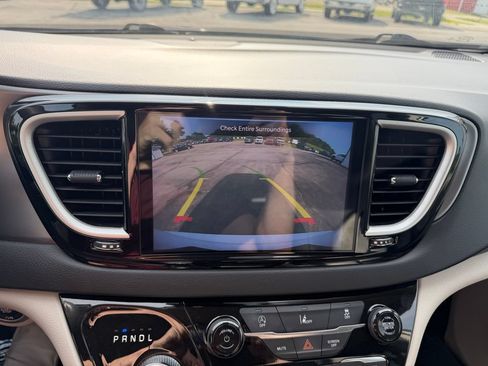 Used 2022 Chrysler Pacifica Touring-L FWD image 27