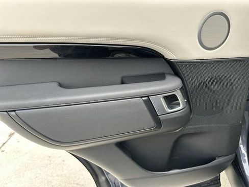 Used 2025 Land Rover Discovery S image 34