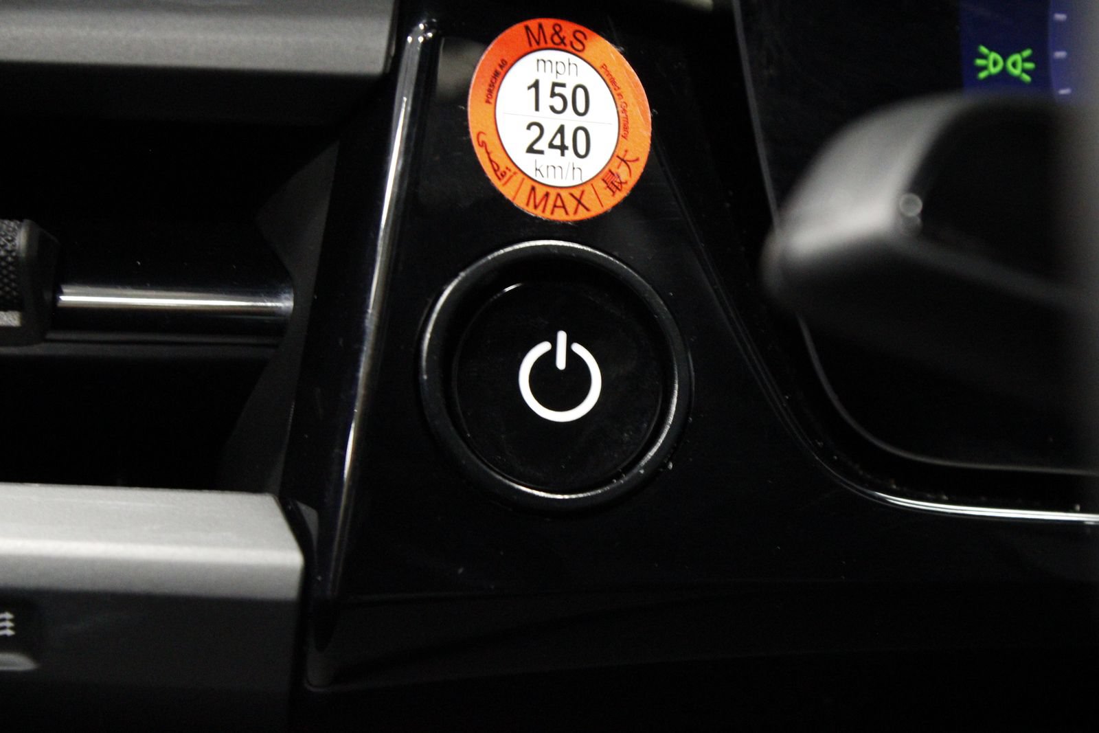 Certified 2025 Porsche Macan Turbo Electric AWD/4WD image 34