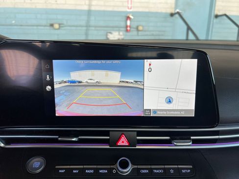 Used 2025 Hyundai Elantra Limited image 17