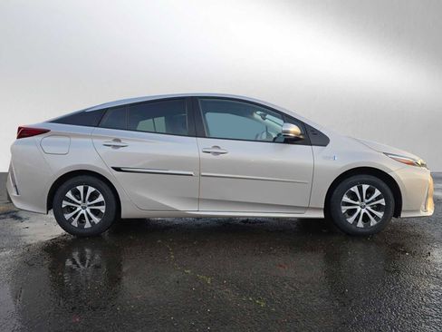 Used 2022 Toyota Prius Prime LE image 2