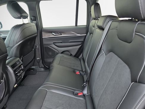 New 2026 Jeep Grand Cherokee Altitude AWD/4WD image 24