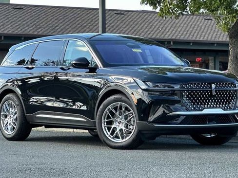 Used 2024 Lincoln Nautilus Premier w/ Equipment Group 102A image 2