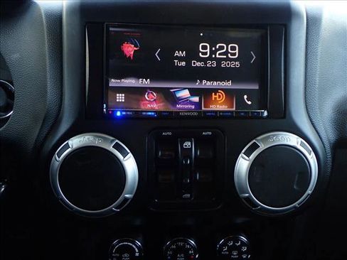 Used 2016 Jeep Wrangler Unlimited Rubicon image 16