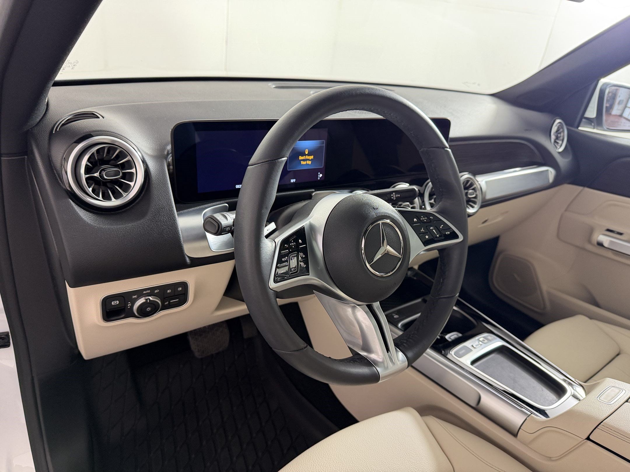 Used 2025 Mercedes-Benz GLB 250 4MATIC image 4