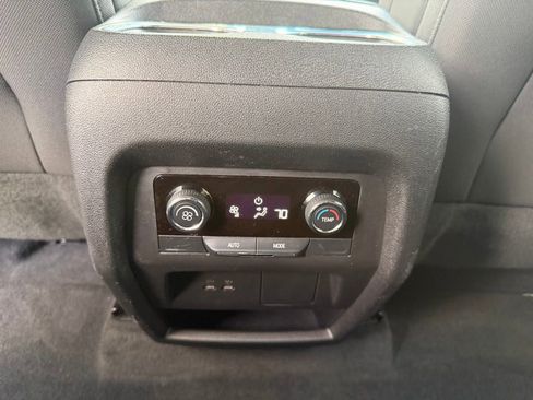Used 2025 Chevrolet Traverse LT FWD image 13