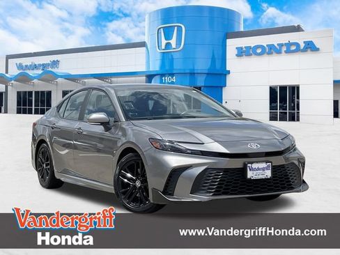 Used 2025 Toyota Camry SE FWD image 1