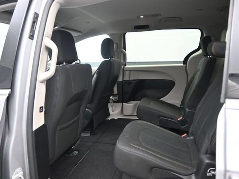 Used 2017 Chrysler Pacifica Touring FWD image 18