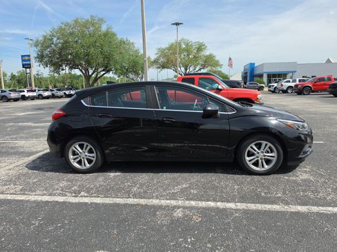 Used 2017 Chevrolet Cruze LT w/ Convenience Package FWD image 2