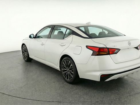 Used 2025 Nissan Altima 2.5 SV FWD image 6