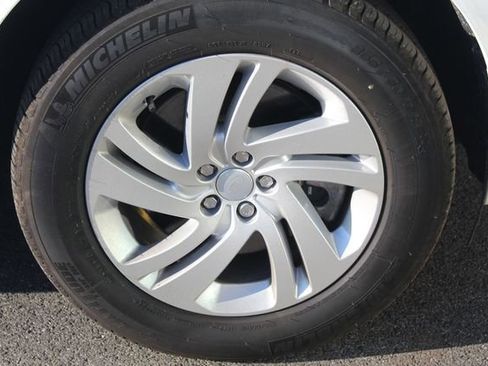 Used 2025 Land Rover Discovery Sport S image 9