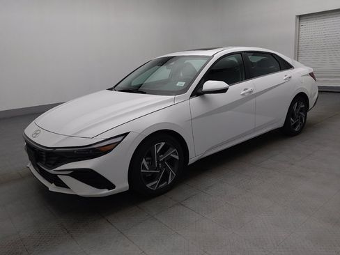 Used 2025 Hyundai Elantra SEL FWD image 2