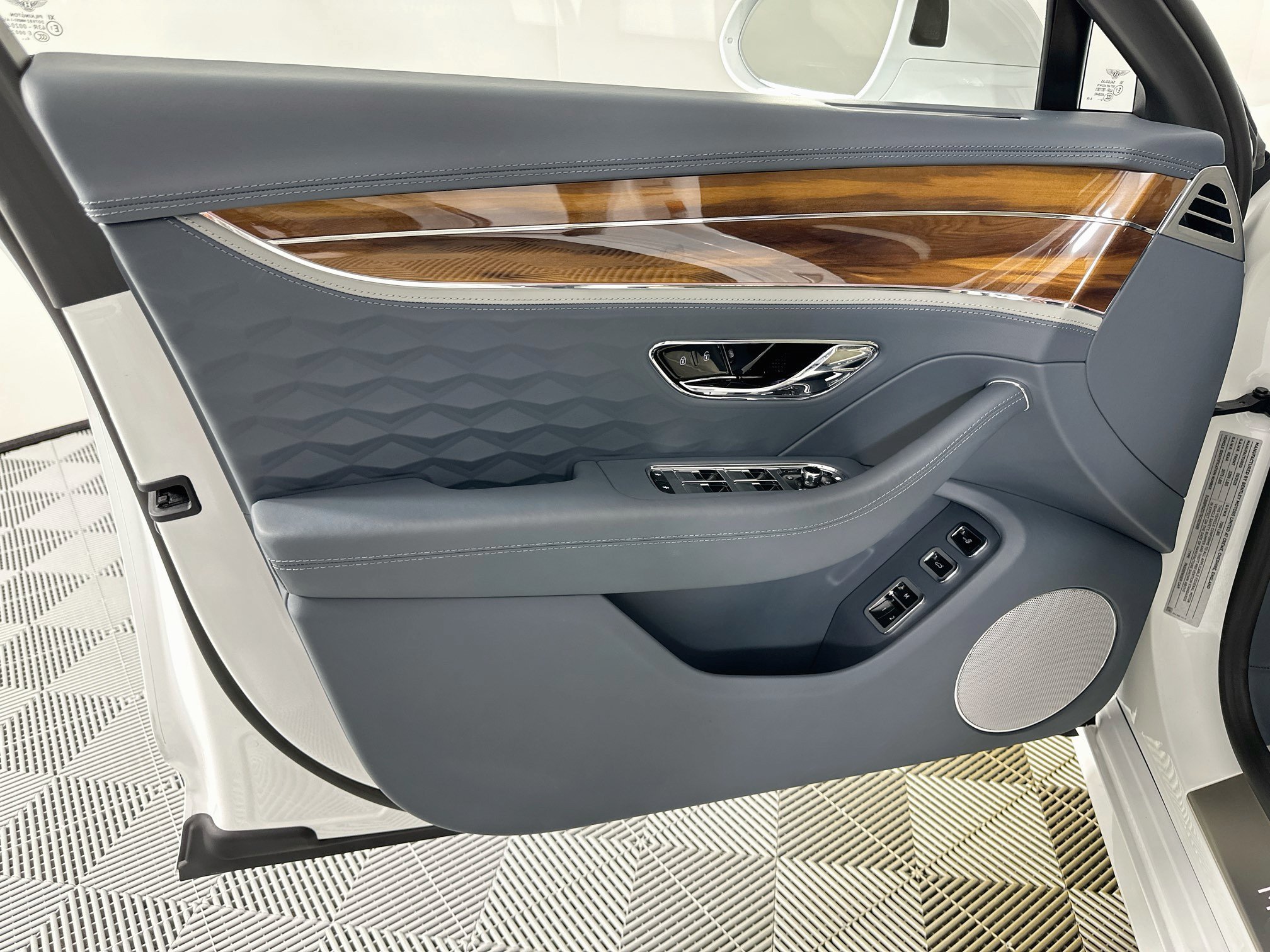 Certified 2025 Bentley Flying Spur Plug-In Hybrid AWD/4WD image 17