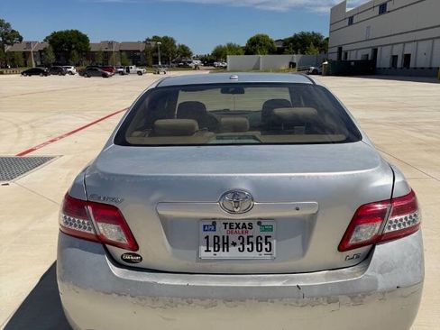 Used 2010 Toyota Camry LE FWD image 5