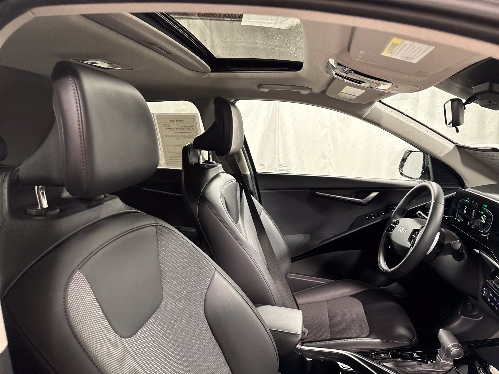 Used 2023 Kia Niro EX Touring FWD image 12
