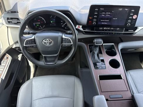 Used 2024 Toyota Sienna XLE FWD image 11