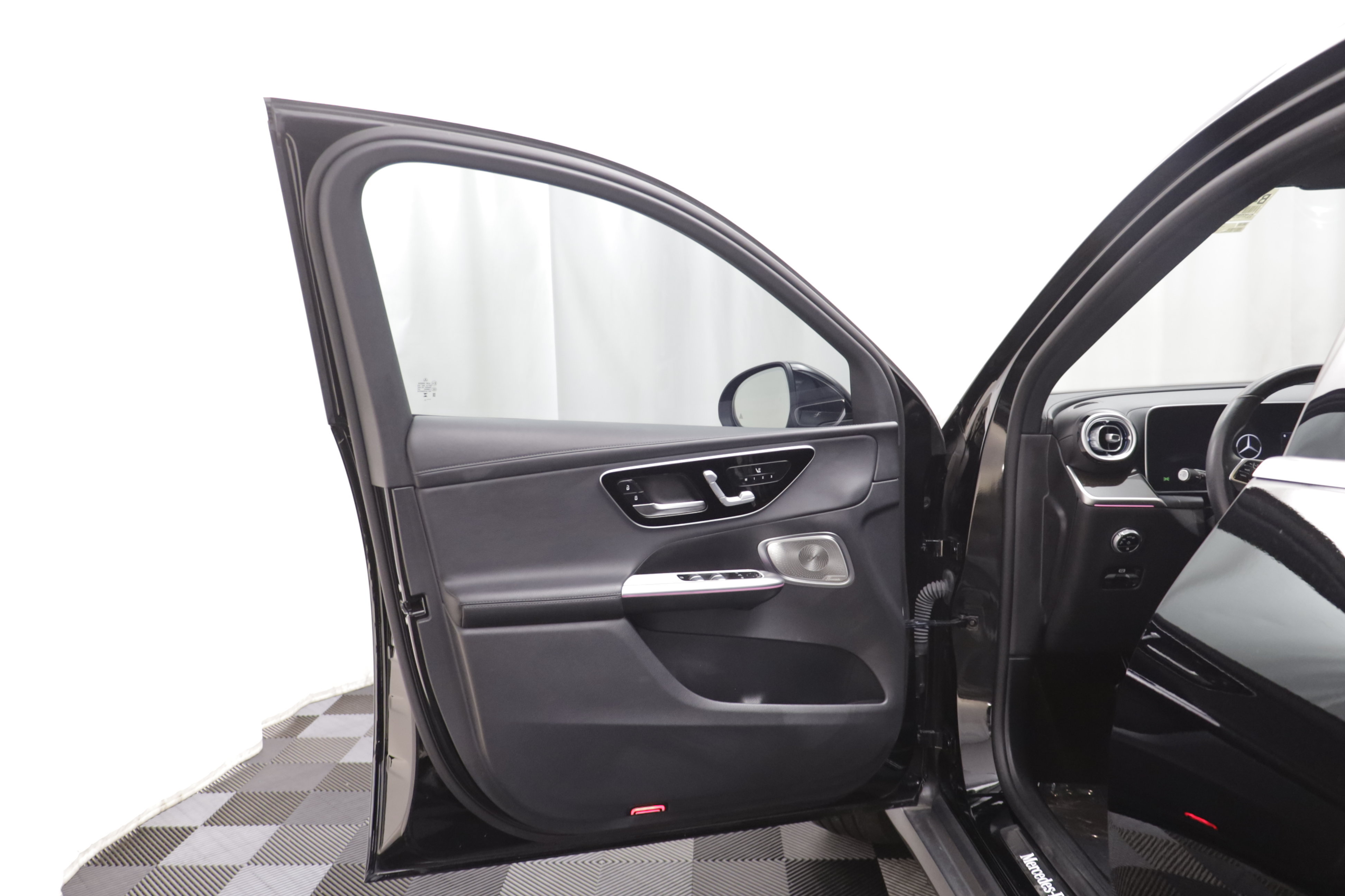 Used 2023 Mercedes-Benz GLC 300 4MATIC image 4