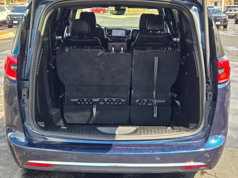 Used 2025 Chrysler Pacifica Select image 13