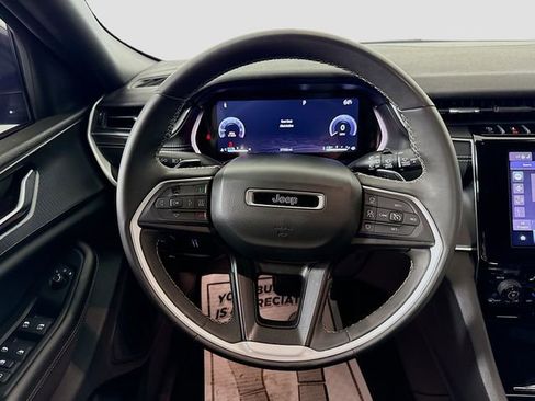 Used 2023 Jeep Grand Cherokee Altitude image 11