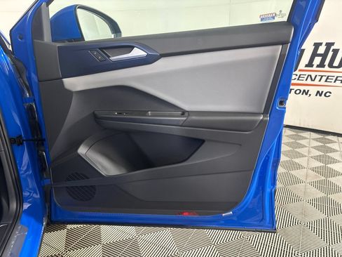 Used 2023 Volkswagen Taos SE w/ Panoramic Sunroof Package FWD image 28