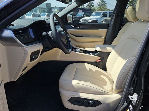 New 2026 Jeep Grand Cherokee L Limited w/ Luxury Tech Group II RWD image 10