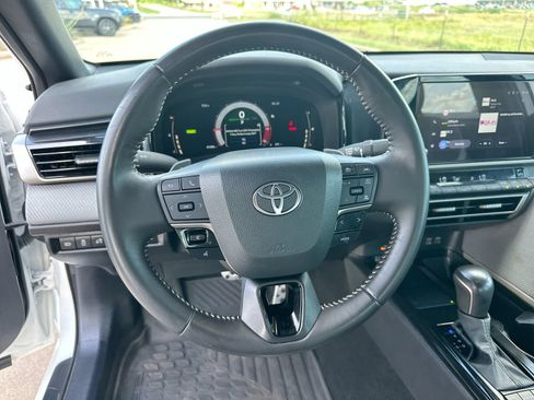 Used 2025 Toyota Camry SE FWD image 14