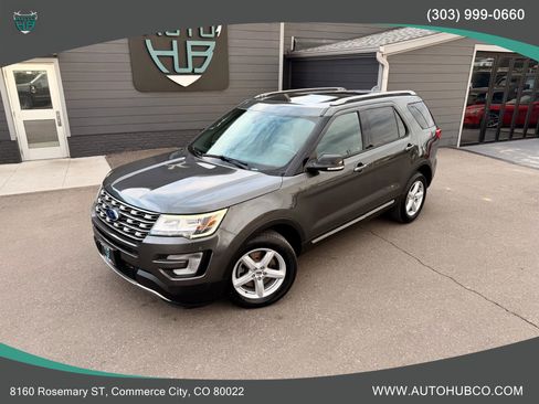 Used 2017 Ford Explorer XLT w/ Equipment Group 202A image 2