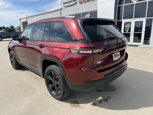 Used 2025 Jeep Grand Cherokee Altitude AWD/4WD image 38