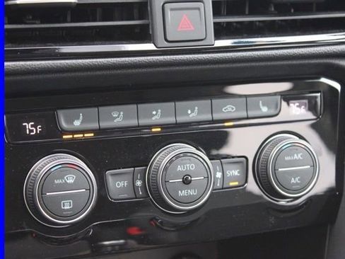 Used 2024 Volkswagen Taos SE image 37