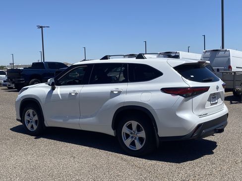 Used 2022 Toyota Highlander L AWD/4WD image 4