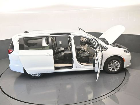 Used 2023 Chrysler Pacifica Touring-L image 71