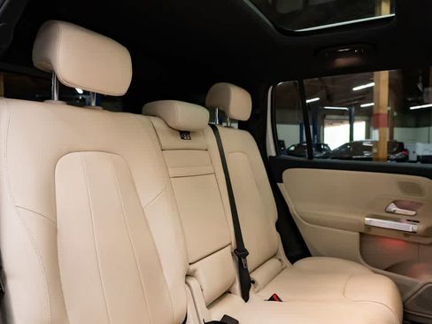 Used 2024 Mercedes-Benz EQB 300 4MATIC image 27