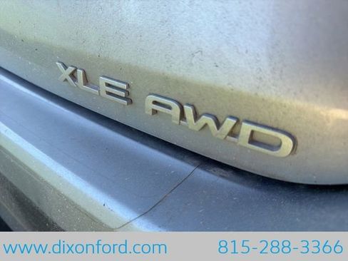 Used 2023 Toyota Highlander XLE AWD/4WD image 11
