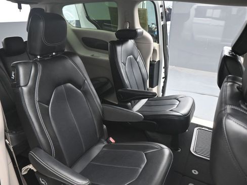 Used 2023 Chrysler Pacifica Touring-L FWD image 20